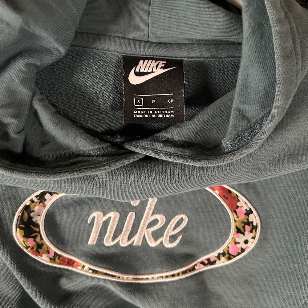 Nike Women's Crop Hoodie Small Blue Green Floral Script Logo Pullover Sweater - Picture 2 of 8